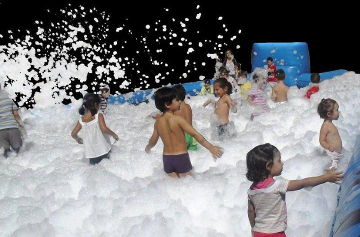 Imagen: Niñas y niños disfrutando de una fiesta de la espuma.